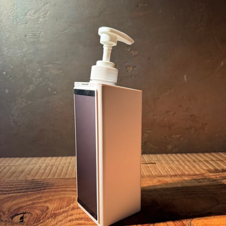 片手で押せるマグネット式の洗剤容器　ホワイト
