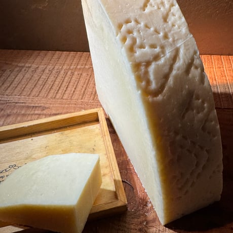 カルボナーラを格上げする羊ミルクのチーズ（約150g）