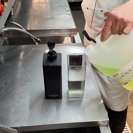 片手で押せるマグネット式の洗剤容器　クリア