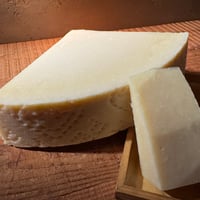 カルボナーラを格上げする羊ミルクのチーズ（約150g）