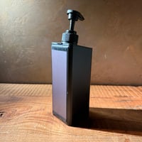 片手で押せるマグネット式の洗剤容器　ブラック