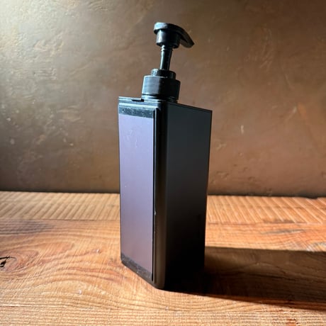 片手で押せるマグネット式の洗剤容器　ブラック