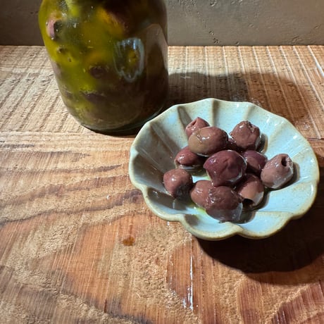 前菜、サラダに最適なハーブオイル漬けのオリーブ（種なし)