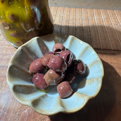 前菜、サラダに最適なハーブオイル漬けのオリーブ（種なし)