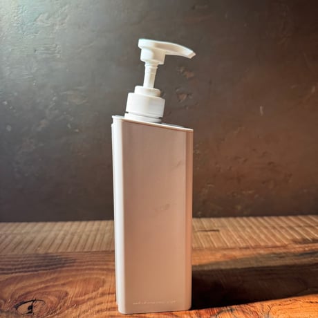 片手で押せるマグネット式の洗剤容器　ホワイト