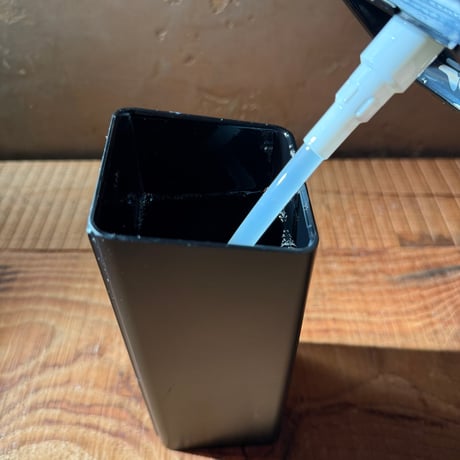 片手で押せるマグネット式の洗剤容器　ブラック