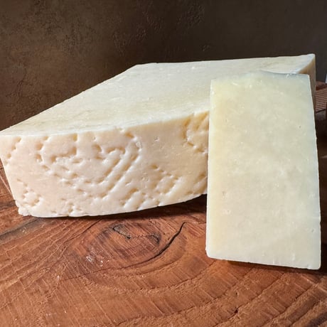 カルボナーラを格上げする羊ミルクのチーズ（約150g）