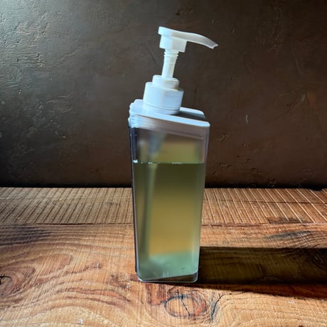 片手で押せるマグネット式の洗剤容器　クリア