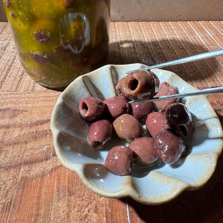 前菜、サラダに最適なハーブオイル漬けのオリーブ（種なし)