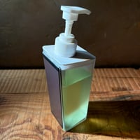 片手で押せるマグネット式の洗剤容器　クリア