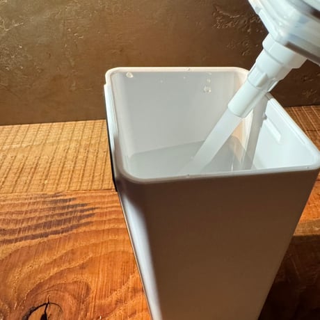 片手で押せるマグネット式の洗剤容器　ホワイト