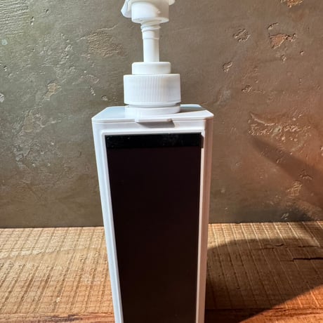 片手で押せるマグネット式の洗剤容器　ホワイト