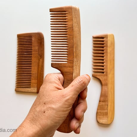 毎日髪を梳かしましょう。薬木ニームの櫛