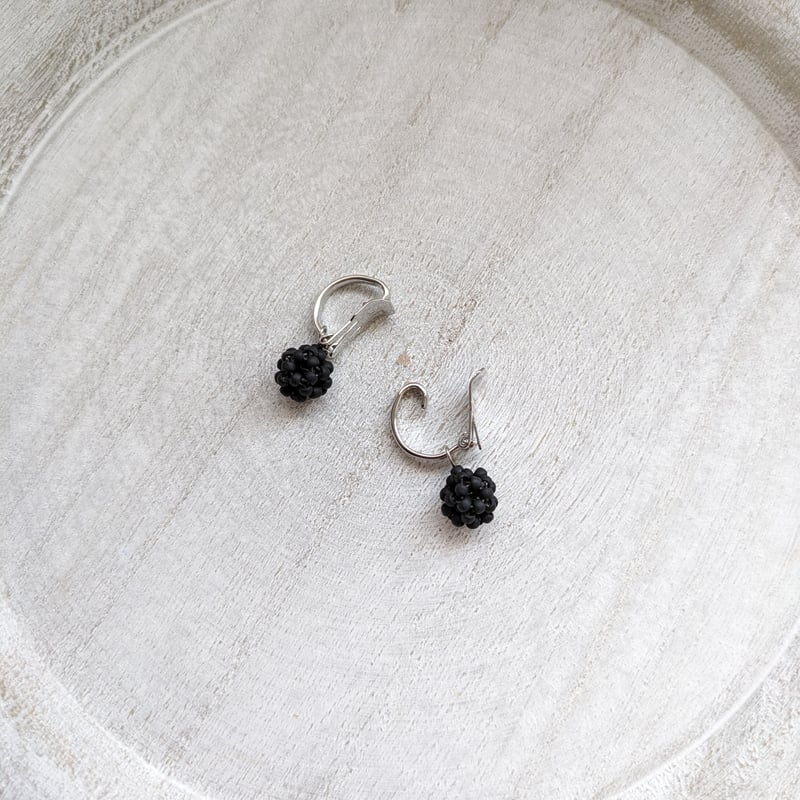 ガラスビーズボール ピアス イヤリング KURO | madam＊akaneeze