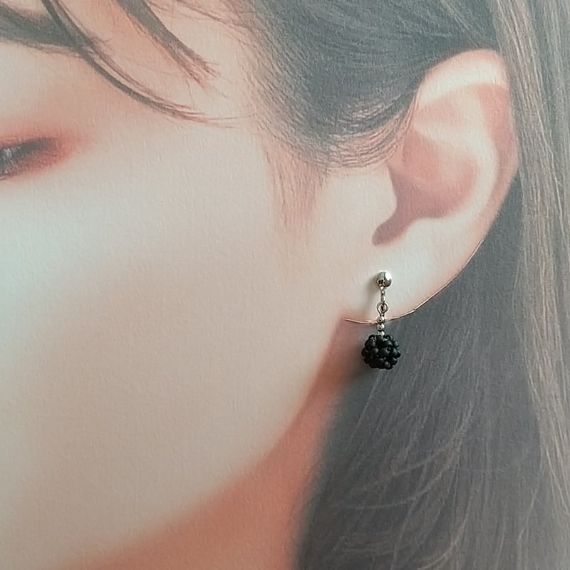 ガラスビーズボール ピアス イヤリング KURO | madam＊akaneeze