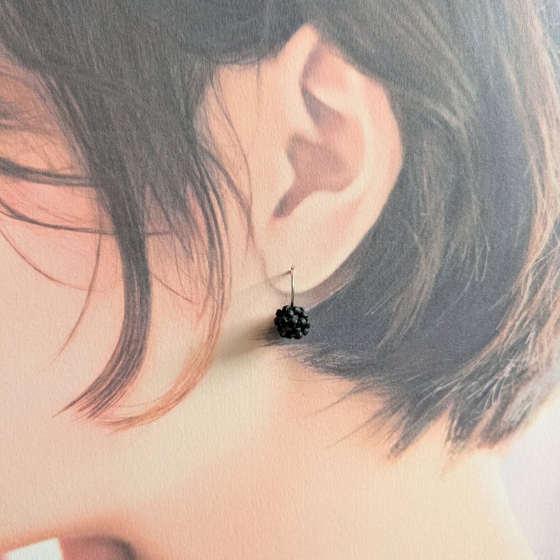 ガラスビーズボール ピアス イヤリング KURO | madam＊akaneeze