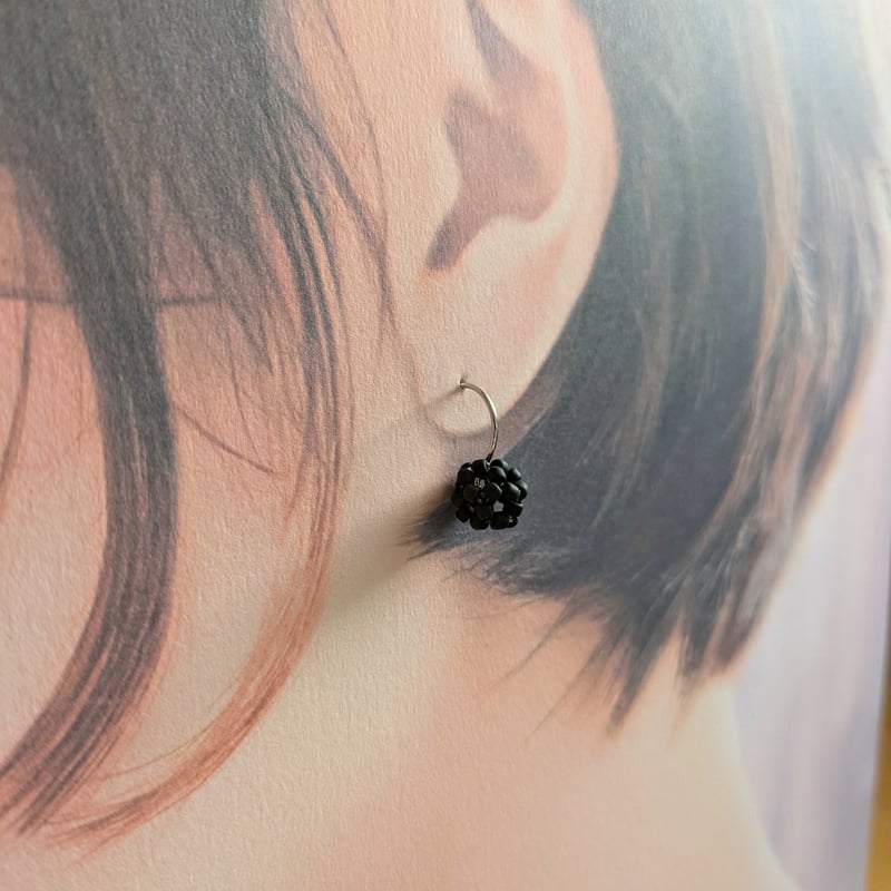 ガラスビーズボール ピアス イヤリング KURO | madam＊akaneeze