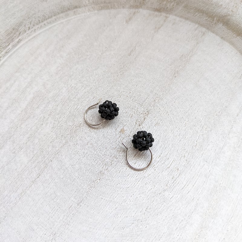 ガラスビーズボール ピアス イヤリング KURO | madam＊akaneeze