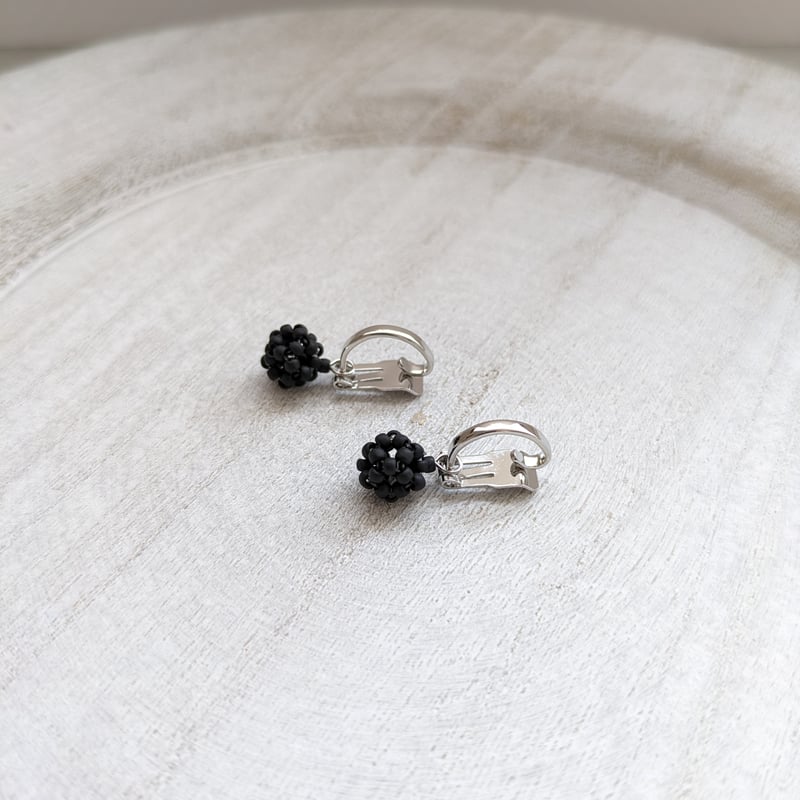 ガラスビーズボール ピアス イヤリング KURO | madam＊akaneeze