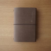 つつむレザーノートカバー（ダブルオイルアンティークヌメ革・グレージュ）DNC013