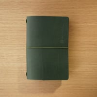 つつむレザーノートカバー（ダブルオイルアンティークヌメ革・グリーン）DNC012