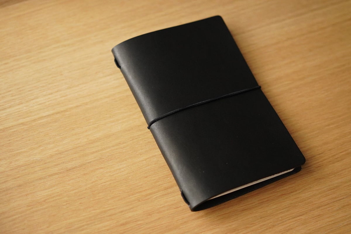 オイルワックスヌメ革 黒レザーカバー、B5 26穴バインダー付 オイル
