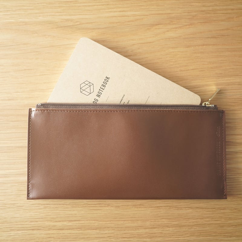 dünn パスポート＆ペンケース（限定カラー｜ブラウン） | DIALOG