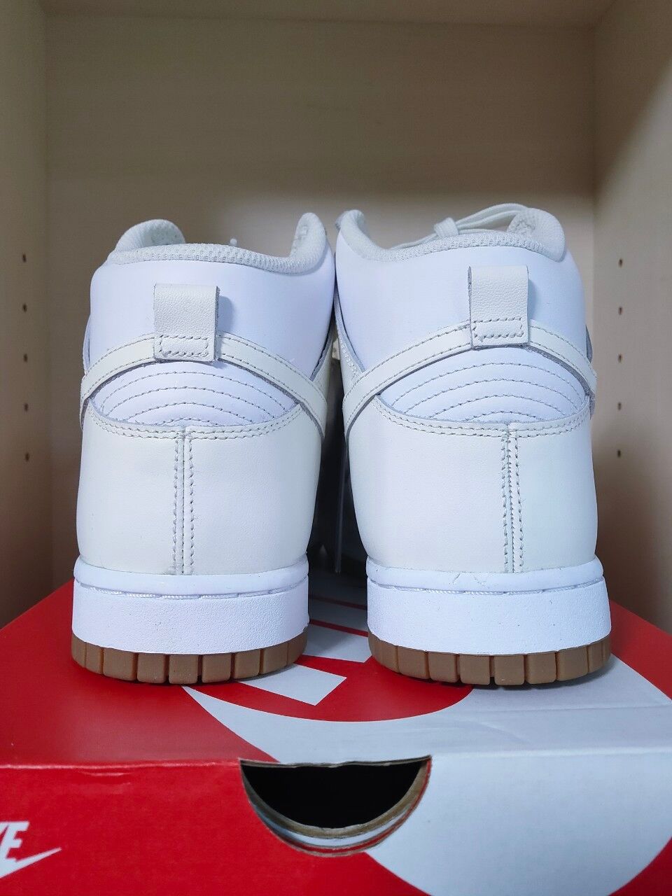 未使用品！NIKE ナイキ ウィメンズ ダンクハイ ホワイト/セイルガムブラウン 未使用品！NIKE ナイキ ウィメンズ ダンクハイ ホワイト/セイル