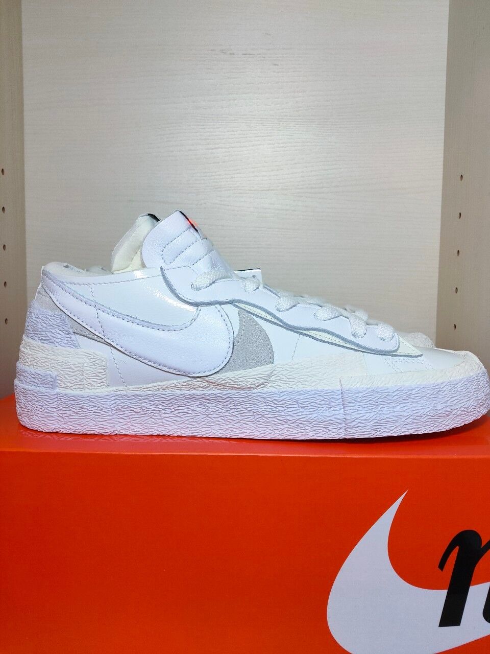 送料込/国内最安値】新品NIKE BLAZER LOW/SACAI White Patent
