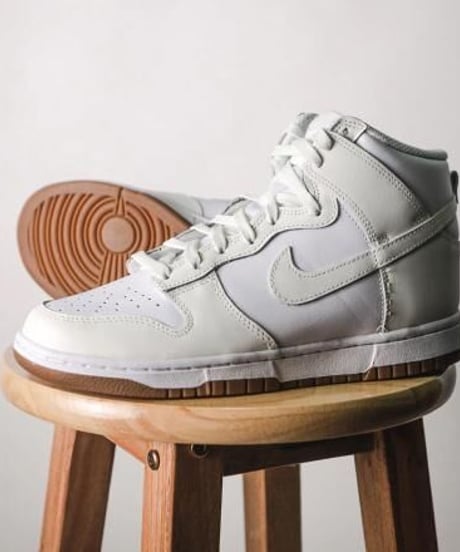 【定価以下／激安販売】NIKE  WMNS DUNK HIGH ホワイトセイルガムソールWHITE/SAIL-GUM MED BROWN