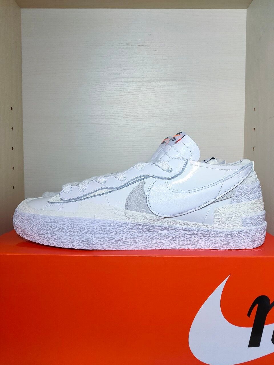 ナイキブレザーsacai最安値本日限定値引き‼️ 送料込/国内最安値】新品NIKE BLAZER LOW/SACAI White Patent