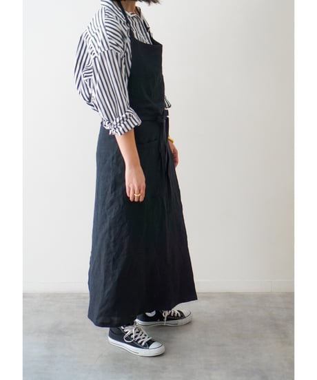 首掛けスリットエプロン　ブラック
