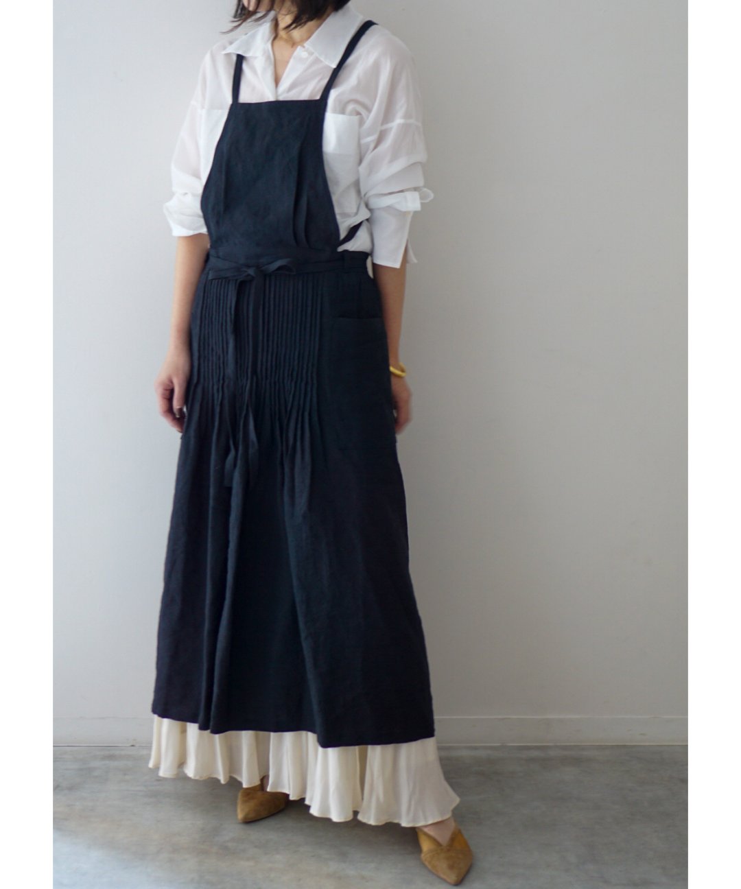 ト*ロ様 enui 黒 プリーツエプロン