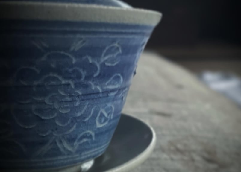 蓋物■中国 青磁 染付 唐子 大清滋正年製 印判 蓋茶碗 漆器台付 時代物 骨董 枝月窯 齋藤有希子 牡丹唐草蓋碗 藍 | 岳間茶寮 好信楽