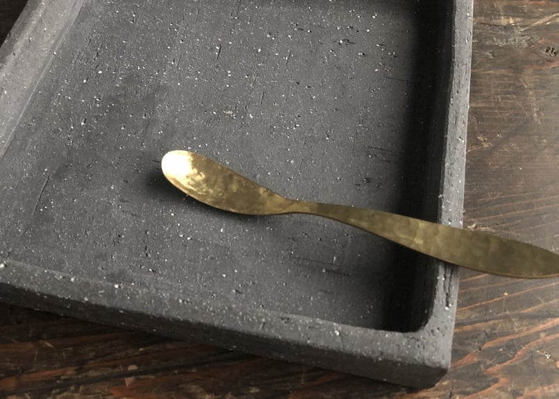 枝月窯 齋藤 有希子 / 黒土焼締 四方鉢 STONE | 岳間茶寮 好信楽