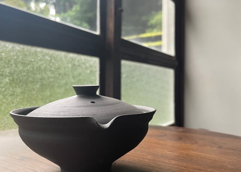 枝月窯 齋藤 有希子 黒土焼締平型宝碗 STONE | 岳間茶寮 好信楽 枝月窯 齋藤 有希子 黒土焼締平型宝碗 STONE | 岳間茶寮 好信楽