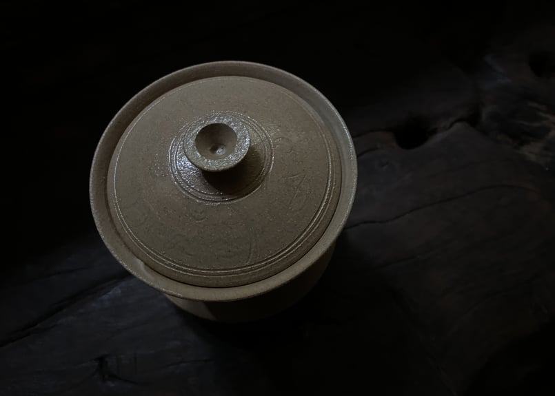 枝月窯 齋藤有希子 / 淡茶釉牡丹唐草蓋碗 | 岳間茶寮 好信楽