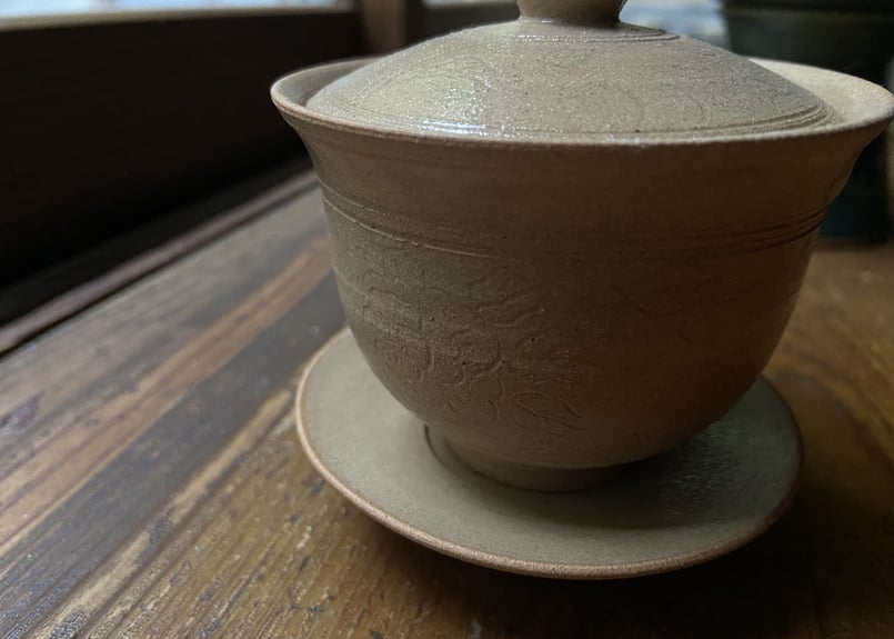枝月窯 齋藤有希子 / 淡茶釉牡丹唐草蓋碗 | 岳間茶寮 好信楽