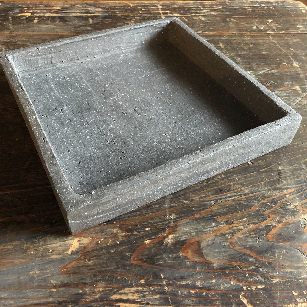 枝月窯 齋藤 有希子 / 黒土焼締 四方鉢 STONE | 岳間茶寮 好信楽