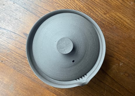 枝月窯 齋藤 有希子  黒土焼締平型宝碗  STONE