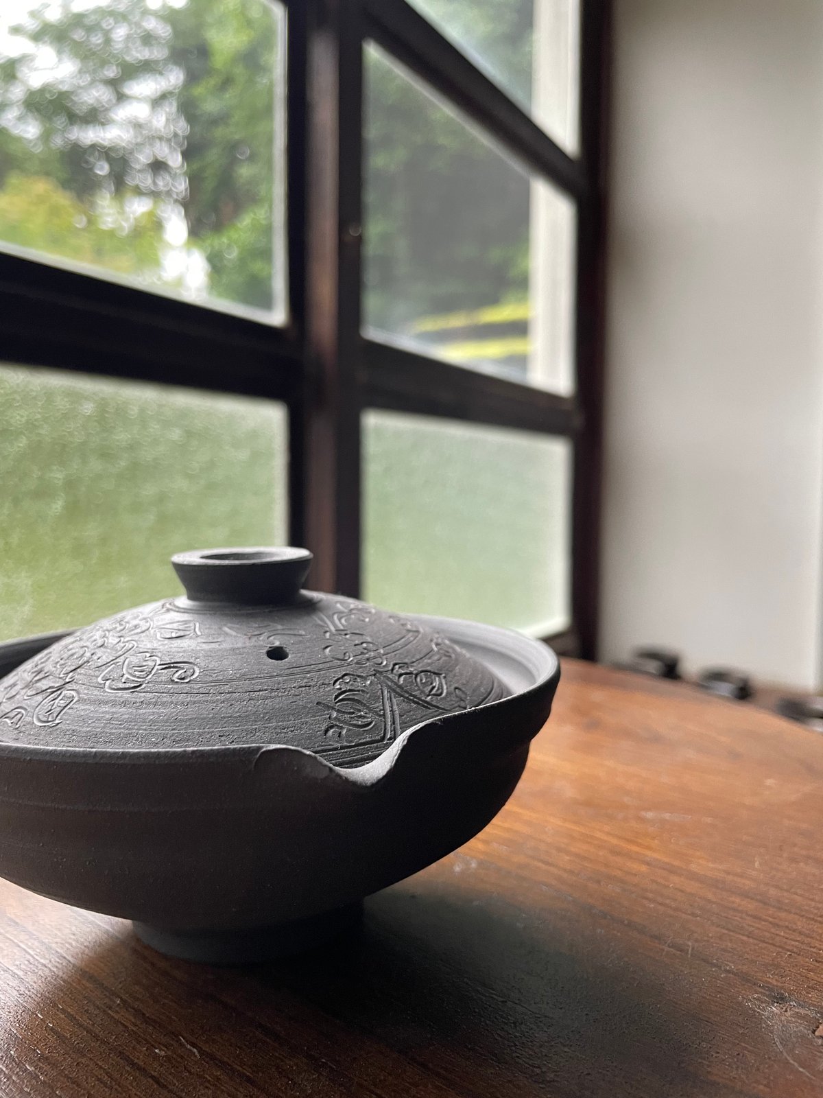 枝月窯 齋藤有希子 黒土焼締牡丹唐草平型宝碗STONE | 岳間茶寮 好信楽