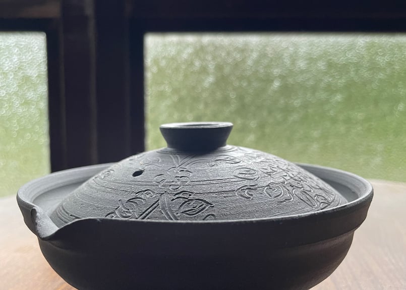 枝月窯 齋藤有希子 黒土焼締牡丹唐草平型宝碗STONE | 岳間茶寮 好信楽