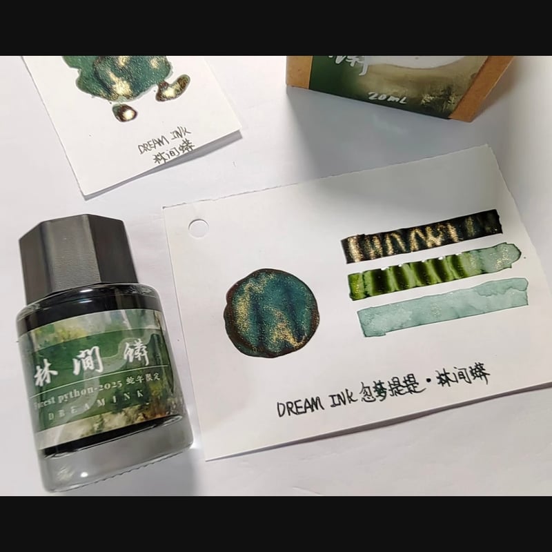 魔術ペン✨赤目白蛇アルビノ 飛鳥さんのお父様にいただいた蛇の文鎮🐍 白蛇様になりました