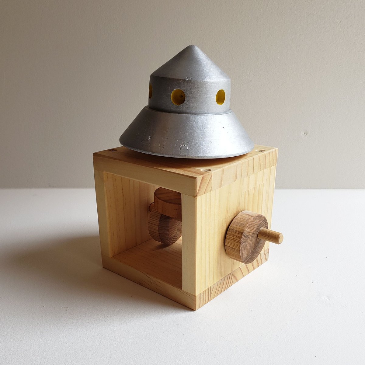 手回しの木のおもちゃ／UFO | NEWDAYS FACTORY｜ニューデイズ ファクトリー