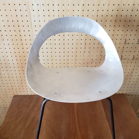 アルミチェア　DARUMA Chair(達磨型の椅子)