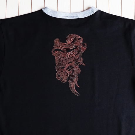 AUN TRIBAL SST (BLK-M.RED)