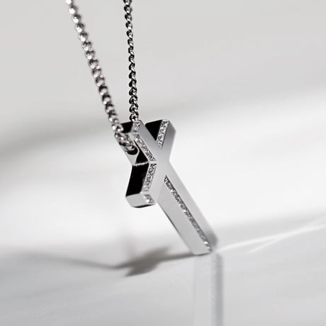 LUCE CROSS NECKLACE