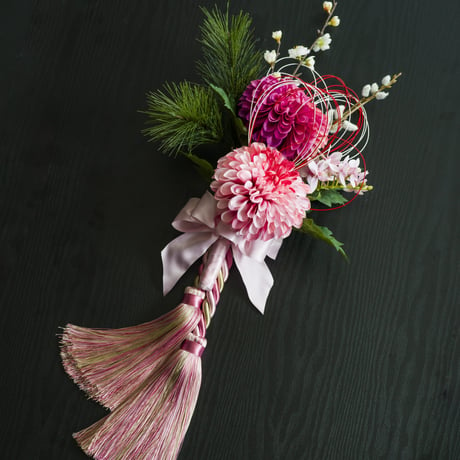 縁起が良い手毬のような大輪菊のお正月飾り