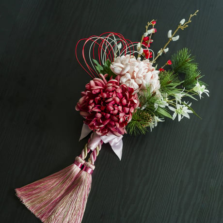 日本の伝統美を詰め込んだ紅白の大輪菊を使ったお正月飾り