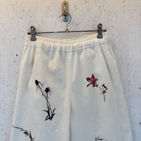 【Curved White Denim Pants】